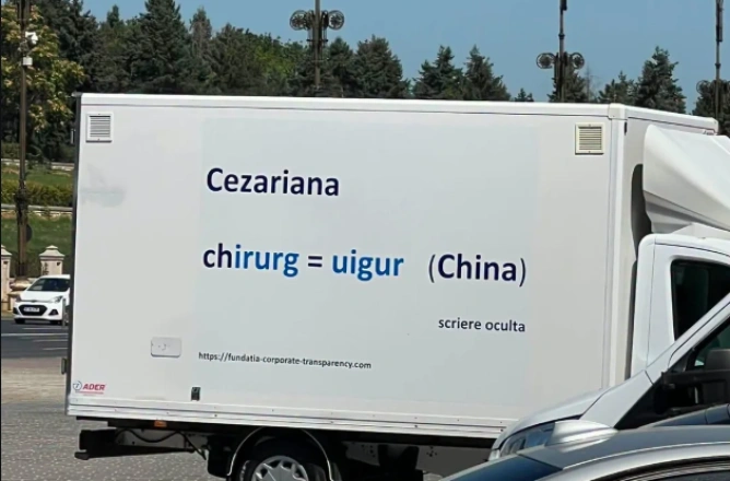 Șase dube cu mesaje controversate au apărut în centrul Bucureștiului. Cine se află în spatele campaniei