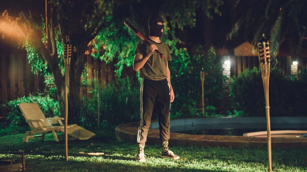 Cum a ajuns isteria cu „strigoi” de pe TikTok în curțile oamenilor din Brăila. Indivizi mascați îi sperie noaptea pe localnici