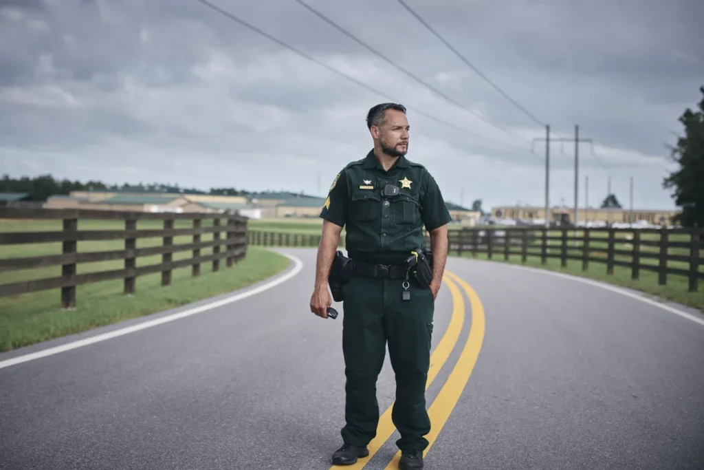 „Țara asta pare o închisoare”. Programul 287(g), motorul deportărilor din Florida are polițiști locali cu puteri la imigrare