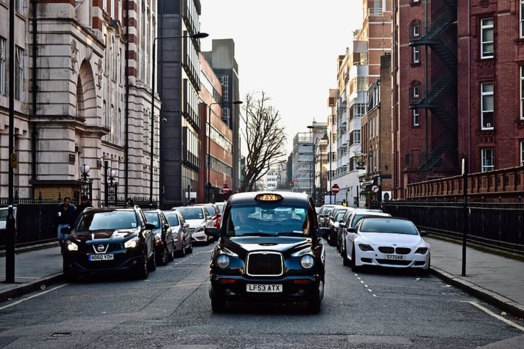 Taxiurile fără șofer ajung pe străzile Londrei. Wayve și Uber au primit undă verde pentru primele curse cu pasageri