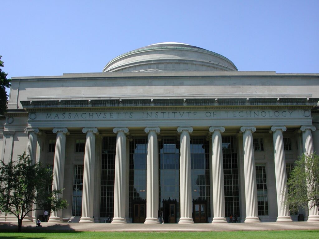 AI poate face deja temele studenților. MIT cere schimbări majore în universități