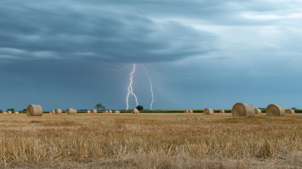 ANM a emis o nouă avertizare meteo, cu rafale de până la 70 km/h în 10 județe din România