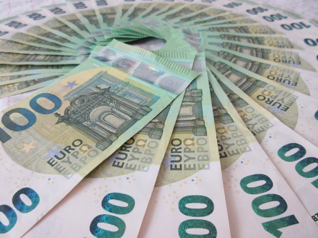 Leul slăbește, prețurile apasă. Cresc chiriile și ratele, cu presiuni pe bugetul românilor
