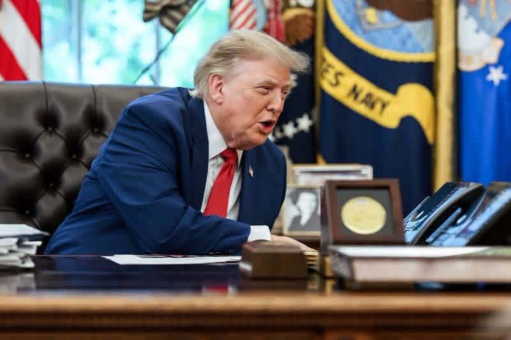Presa internațională: Trump va discuta, luni, la telefon cu Putin și Zelenski