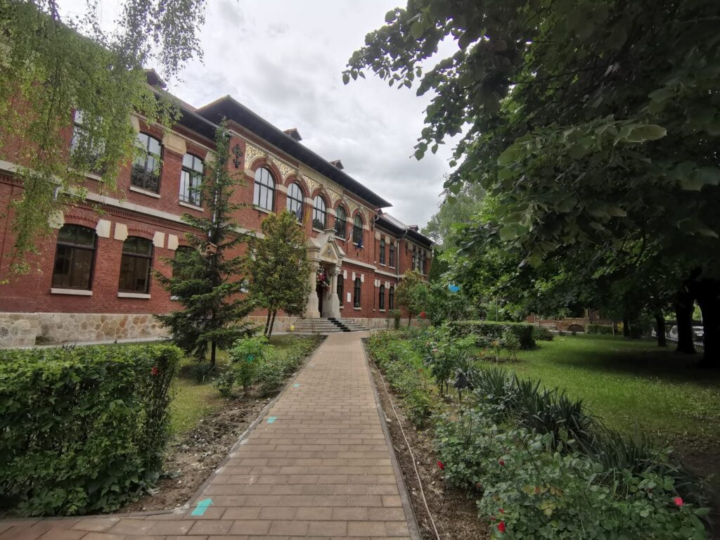 Elevii unui colegiu important din Pitești vor avea cod vestimentar
