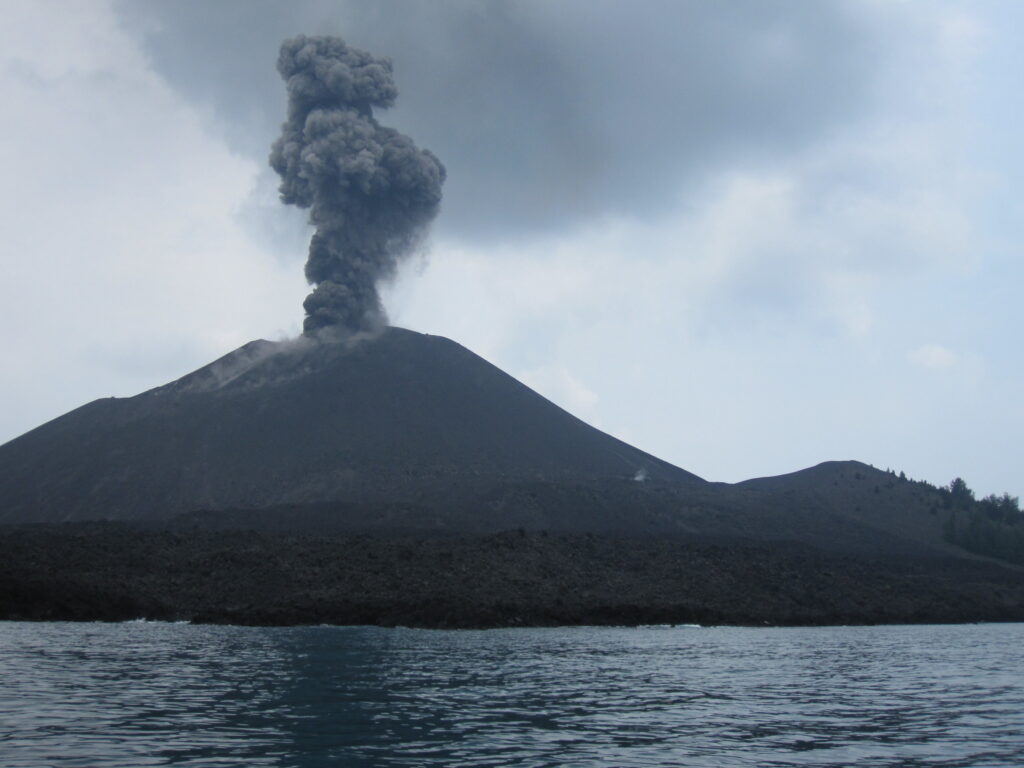 Vulcanul Anak Krakatau a erupt. Trafic aerian blocat în Indonezia. Mesajul autorităților
