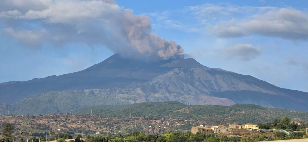 Etna erupe din nou. Norul de cenușă paralizează zborurile în Catania