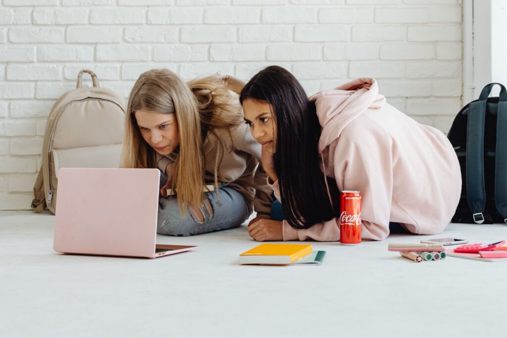 9 din 10 adolescenți din România folosesc inteligența artificială. La ce îi ajută cel mai mult