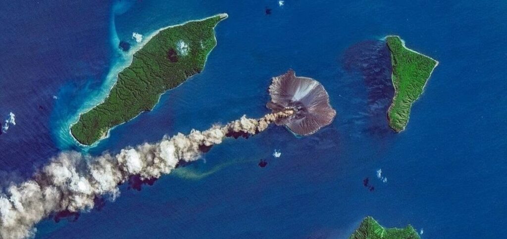 Ministerul Afacerilor Externe avertizează românii din Indonezia. Erupția Anak Krakatau perturbă zborurile