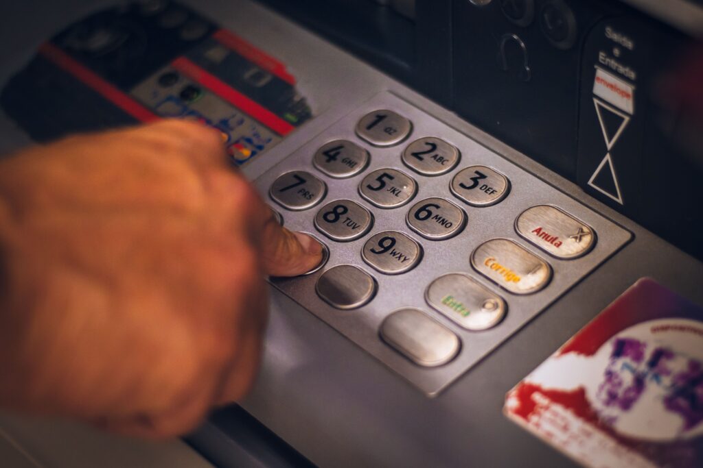 Bancomatele din România ar putea permite retragerea oricărei sume. Ce prevede proiectul adoptat de Senat