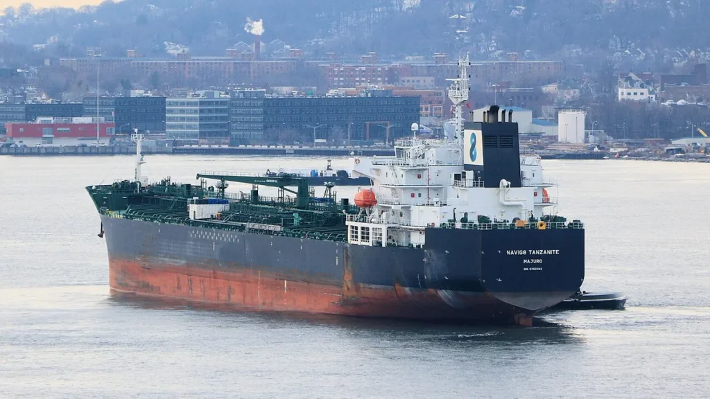 Petrolul trece de 100 de dolari după noul val de atacuri din Orientul Mijlociu. Strâmtoarea Ormuz este aproape blocată