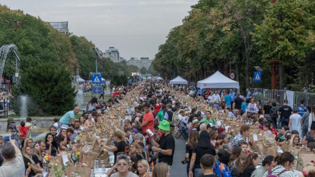 Bucureștiul a intrat în Cartea Recordurilor. 20.000 de oameni, la o masă lungă de peste 5 kilometri