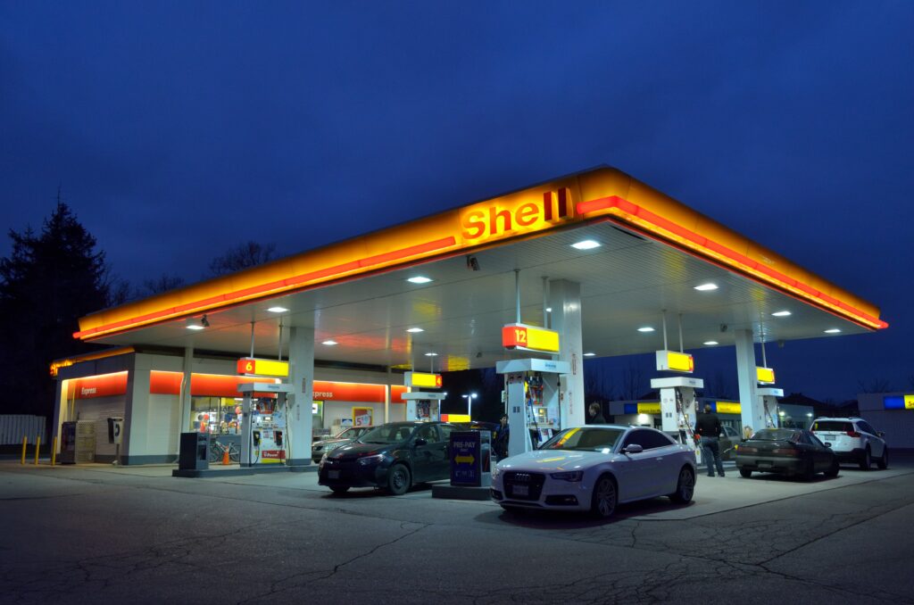 Prețul motorinei atinge niveluri istorice în Europa și SUA, pe fondul ofertei reduse