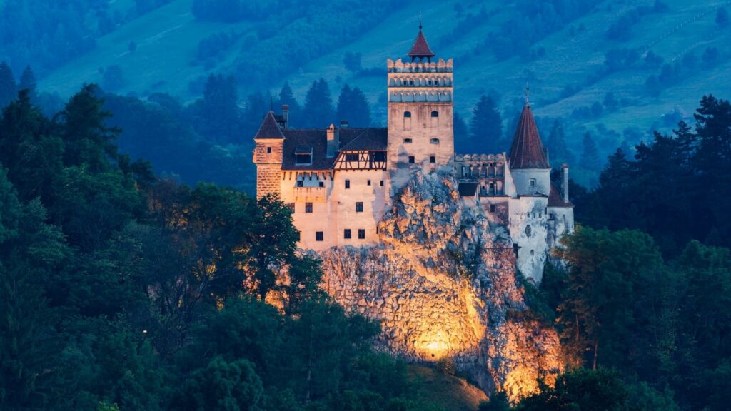 Castelul Bran, în topul celor mai misterioase destinații din lume. Pe listă se mai află o insulă a păpușilor și o capelă a oaselor