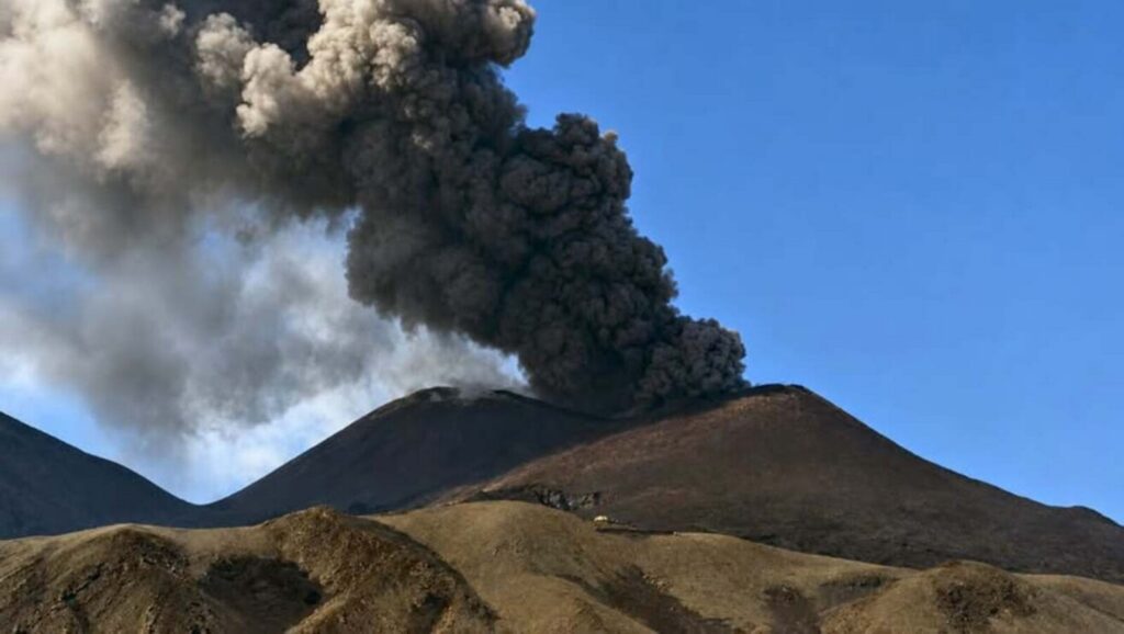Etna ține Catania în suspans. Cenușa vulcanică închide aeroportul pentru a treia zi consecutiv