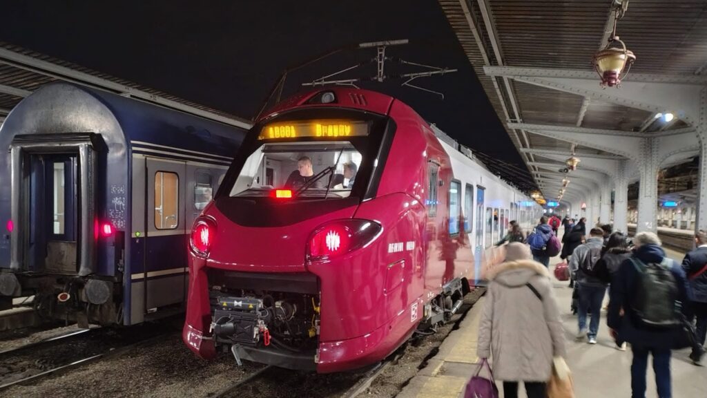 CFR Călători a finalizat modernizarea a sute de vagoane și zeci de locomotive. Ce beneficii vor avea cei care aleg transportul cu trenul