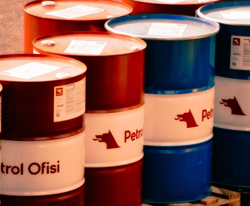 Șefii marilor companii petroliere avertizează că a început criza carburanților. Petrolul rămâne peste 100 de dolari