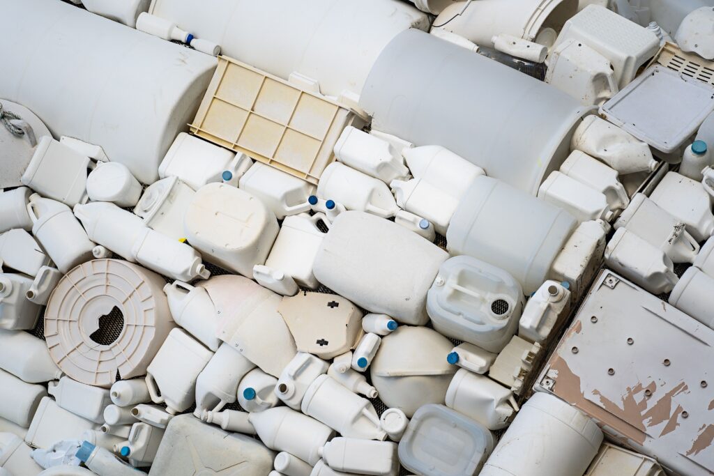 Cum vor cercetătorii să transforme deșeurile de plastic în combustibil. Un nou reactor ridică randamentul la aproape 66%