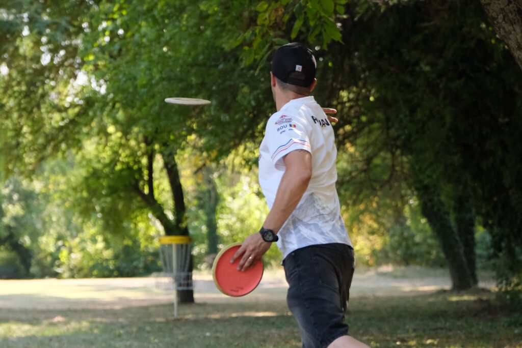 De la coșuri portabile, la trasee permanente și echipă la Mondiale. Ce e disc golf-ul și cum s-a dezvoltat în România