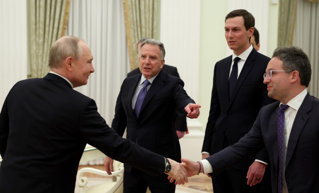 Emisarii lui Trump au stat peste trei ore la discuții cu președintele rus. Consilierul lui Putin: „S-au pregătit „minuțios”. Cei doi vor ajunge curând la Kiev