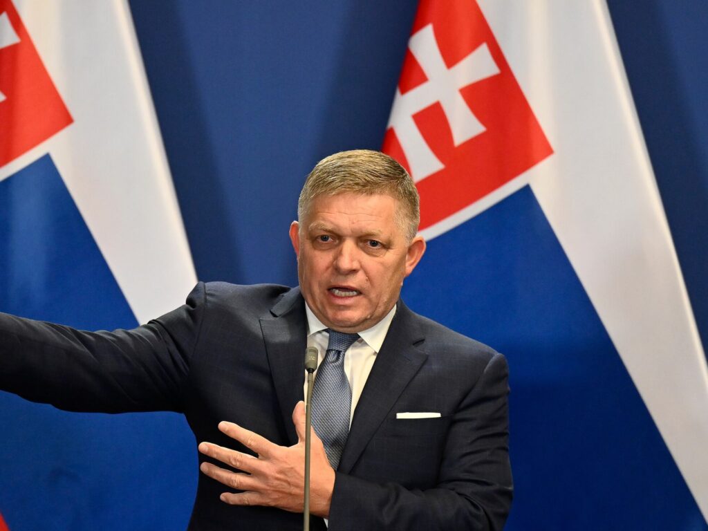 Fico acuză Occidentul că apropie NATO de un conflict cu Rusia. Macron și Tusk avertizează asupra amenințărilor hibride