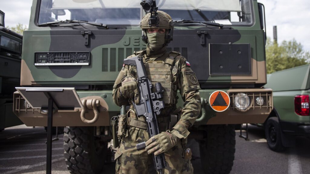 Polonia își construiește cea mai mare armată terestră din Europa. Varșovia investește masiv în producția de armament
