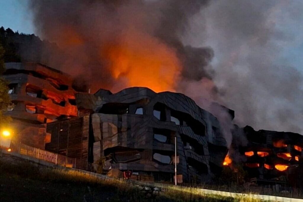 Incendiu devastator în Andorra: complexul La Querola din Ordino, cu 52 de locuințe, distrus de flăcări