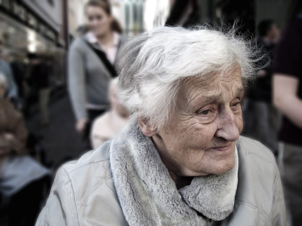 Alzheimerul ar putea fi oprit înainte de primele simptome. Un nou medicament intră în teste clinice