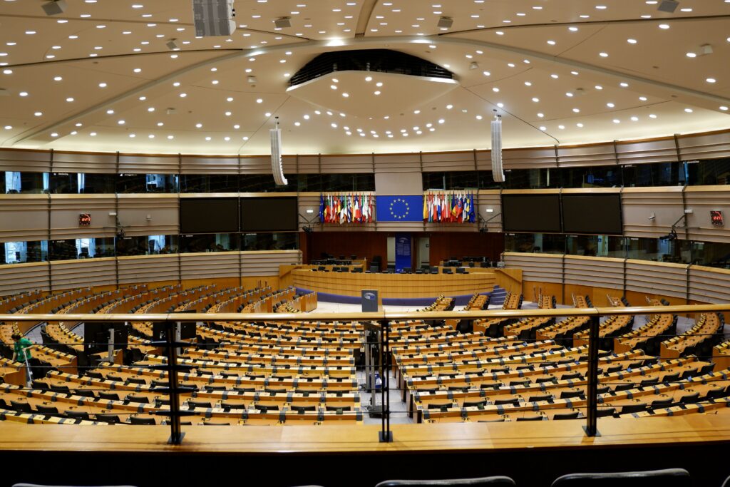 Parlamentul European a aprobat reforma Codului vamal. Taxe și noi obligații pentru coletele din afara UE