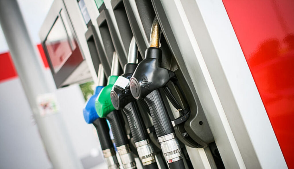 Motorina trece de 10 lei pe litru. Benzina atinge un nou maxim istoric. Statul nu mai poate interveni