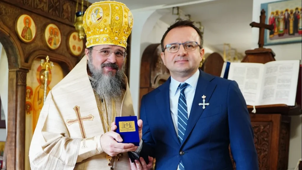 Fostul director al Institutului Cultural Român de la Stockholm a fost distins în 2025 de PS Macarie cu Crucea Nordului; sursa foto: Basilica