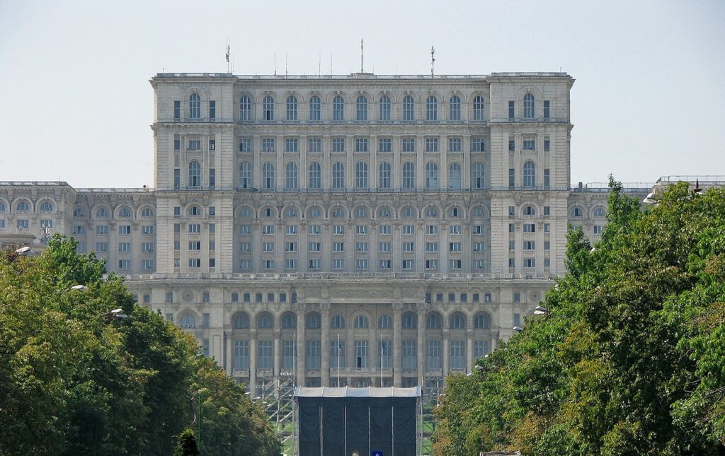 Reducerea numărului de parlamentari, din nou în discuție. Deputații PNL vor mai puțini oameni la Casa Poporului