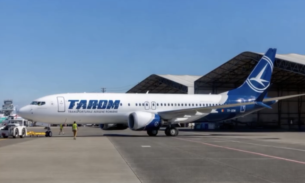 TAROM a botezat un Boeing 737 MAX 8 cu numele lui Mircea Lucescu. Ce rute va zbura noul avion