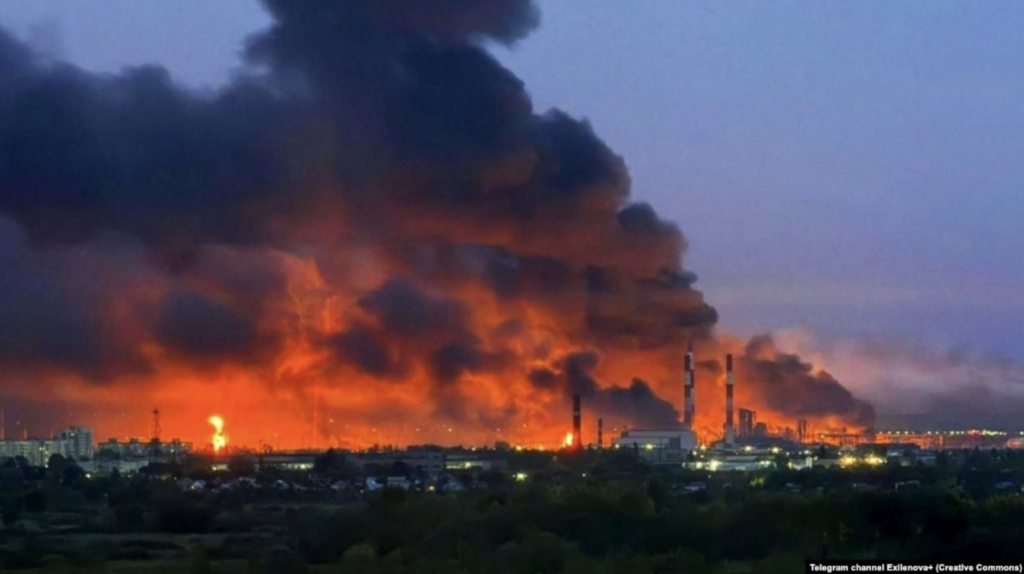 Lovitură în industria petrolieră a Rusiei. Kievul susține că 45% din capacitatea de rafinare a fost scoasă din funcțiune
