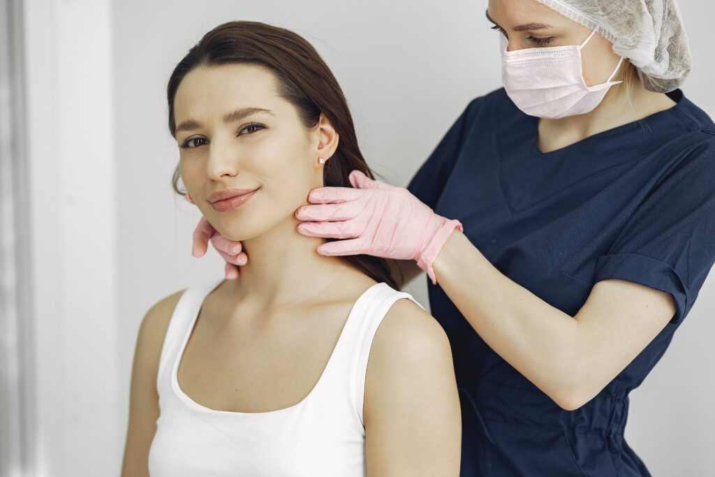 6 semne pe piele și păr care pot indica un dezechilibru hormonal. Când să mergi la medic