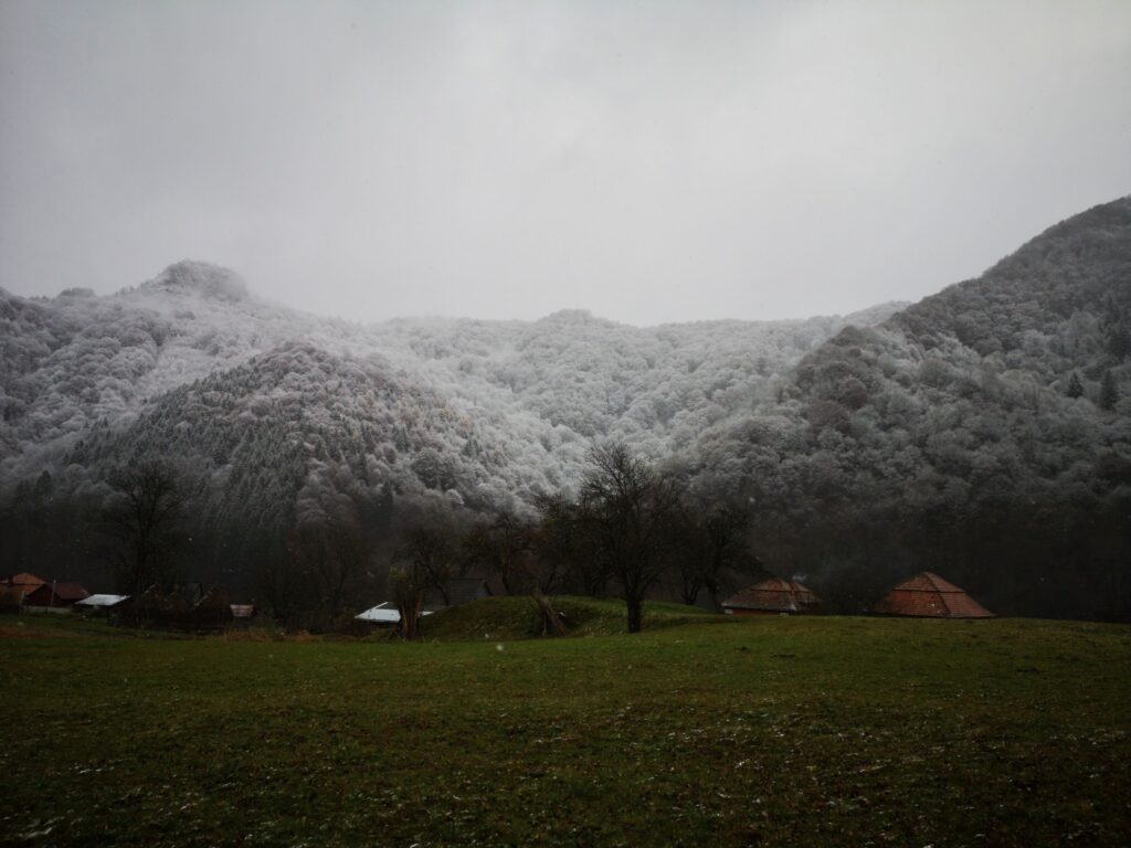 Toamna vine brusc în România: temperaturile scad cu până la 10 grade, iar la munte pot apărea primii fulgi