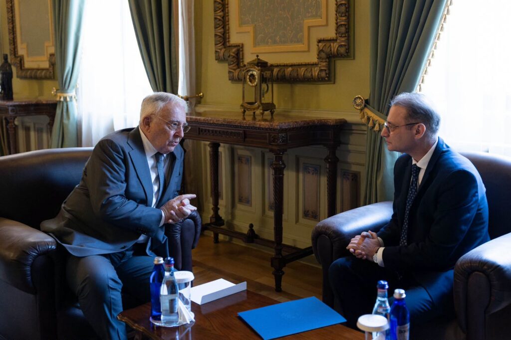 Guvernul caută bani pentru pensii și cheltuielile ministerelor. Ce a discutat premierul cu șeful BNR