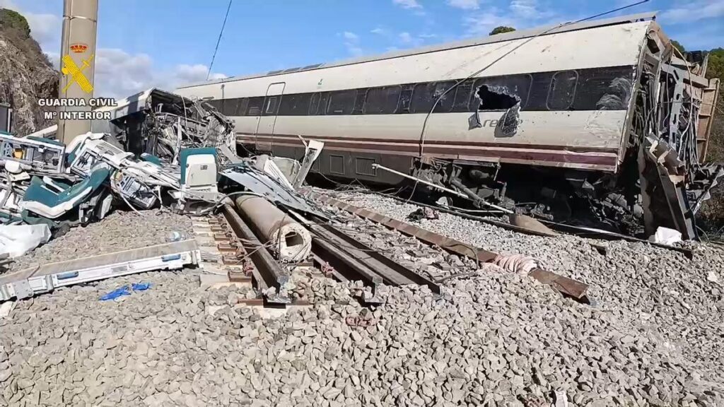 Accident feroviar grav în Spania: două trenuri s-au ciocnit în Toledo, iar vagoane au căzut de pe terasament