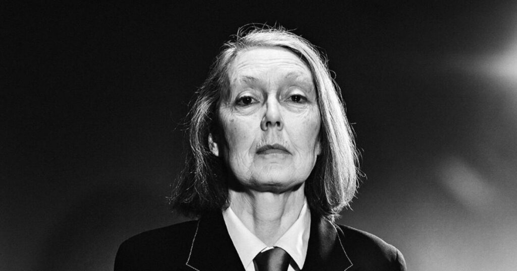Anne Carson este laureata din 2026 a premiului Nobel pentru Literatură. „Era în Icelanda, unde asculta vântul” a spus Ingrid Carlberg, Secretar Permanent al Academiei Suedeze