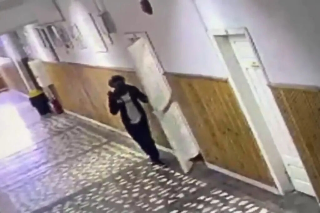 Atacurile din școlile din Pitești și Bistrița. Ce riscuri apar în rândul copiilor după incidentele intens mediatizate