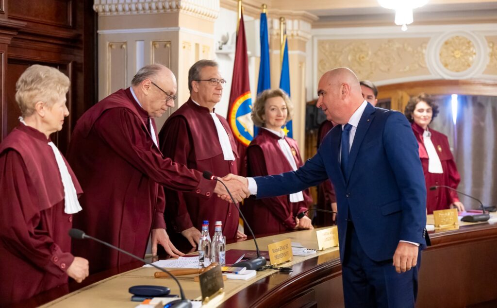 Știrile zilei 7 octombrie. Bolojan pierde la CCR bătălia celor 4,8 miliarde de lei pentru magistrați