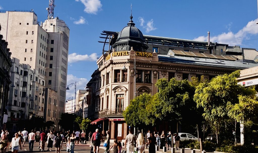 Spectacol, rafinament, telefoane și Osman Pașa la apartamentul 104. Ovidiu Neacșu, „Bucureștiul povestit”, prezintă istorisiri de pe Calea Victoriei