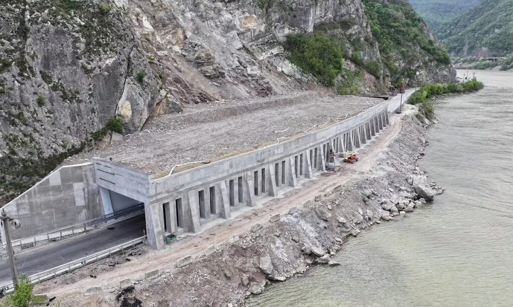 Consolidarea alunecării de la Călimănești începe în primăvară, după 3 ani