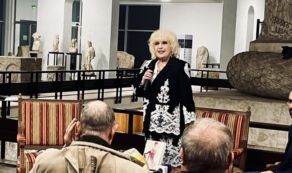 Corina Chiriac, la 77 de ani, lansează catalogul „Istoriile unei mari artiste”. Peste 50 de ani pe scenă și sute de obiecte donate către patrimoniul MNIR