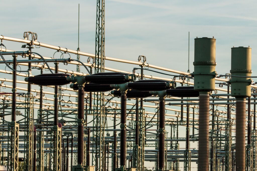 Electricitatea poate schimba economia mondială. Cine va câștiga cursa energetică?