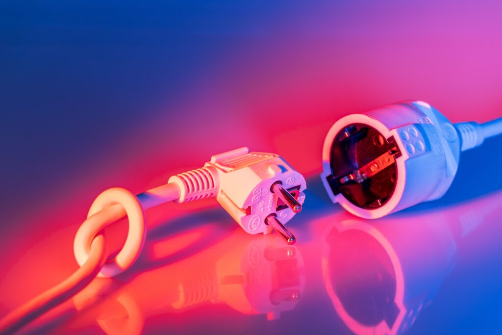 Facturile la electricitate ar putea crește din nou. AEI estimează până la 1,80 lei/kWh
