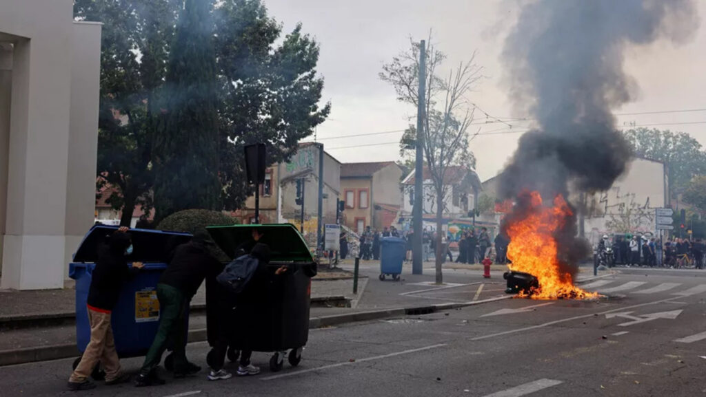 Protestele din liceele franceze se extind. Peste 1.000 de unități afectate, iar ministrul justiției cere procurorilor să acuze părinții