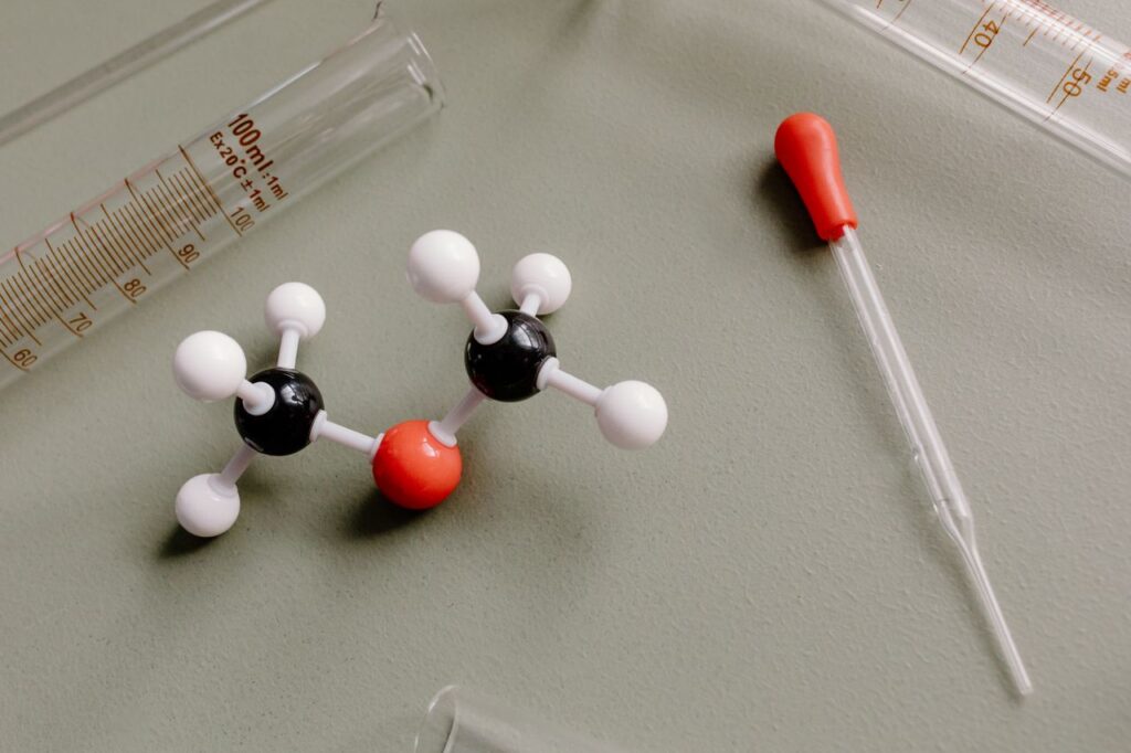 Peptidele promovate pentru slăbire și precursori ai fentanilului sunt oferiți pe piața americană de aceiași producători chinezi