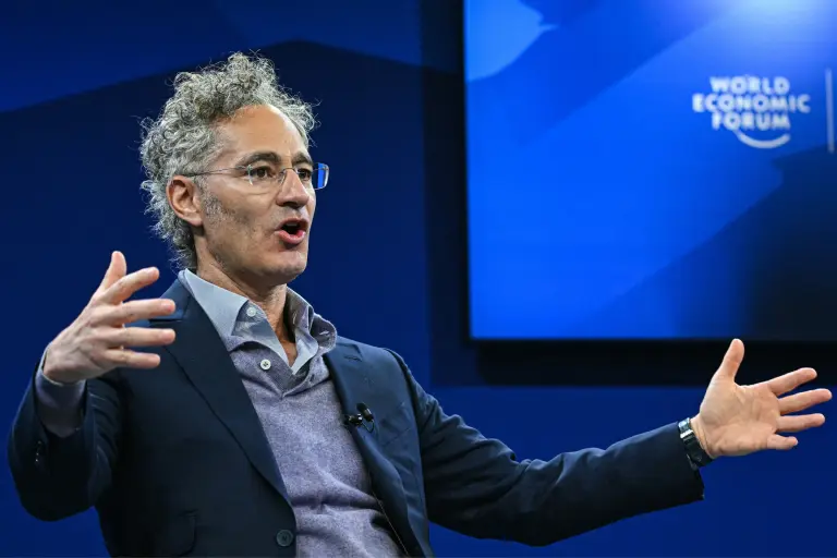 CEO-ul Palantir avertizează: AI va elimina locuri de muncă. Cine va avea de câștigat în noua economie