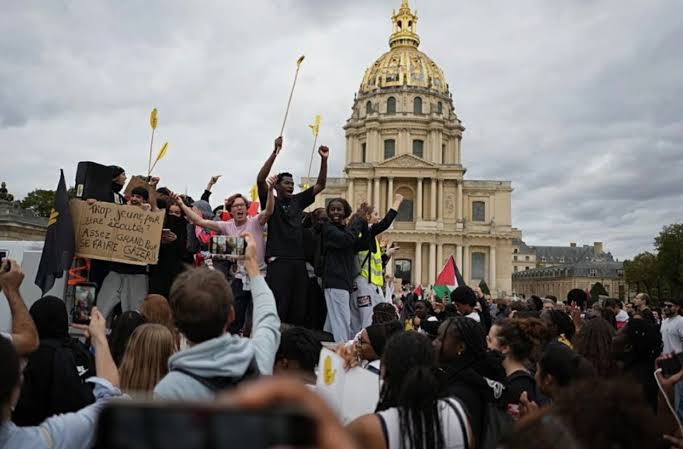 Franța, în pragul unei crize istorice. Lecția lui Mitterrand din 1982 care explică revoltele din era Macron